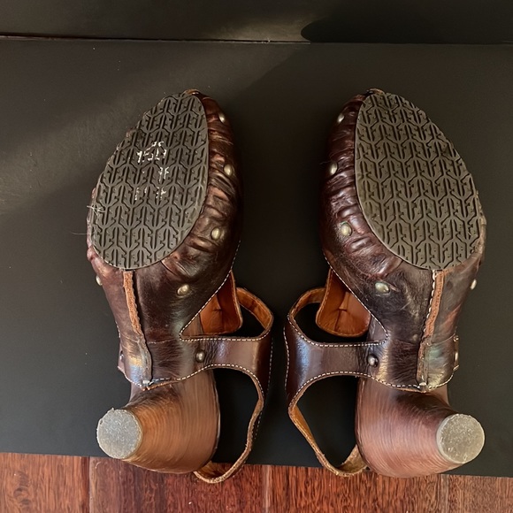 Frye Reese T strap sandals 10 - Picture 9 of 12